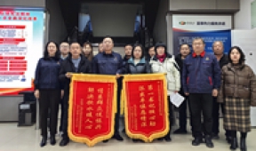 甘泉入戶(hù)潤(rùn)民心 飲水思源表真情——武川縣鎮(zhèn)、村領(lǐng)導(dǎo)代表村民給公司送來(lái)錦旗、感謝信